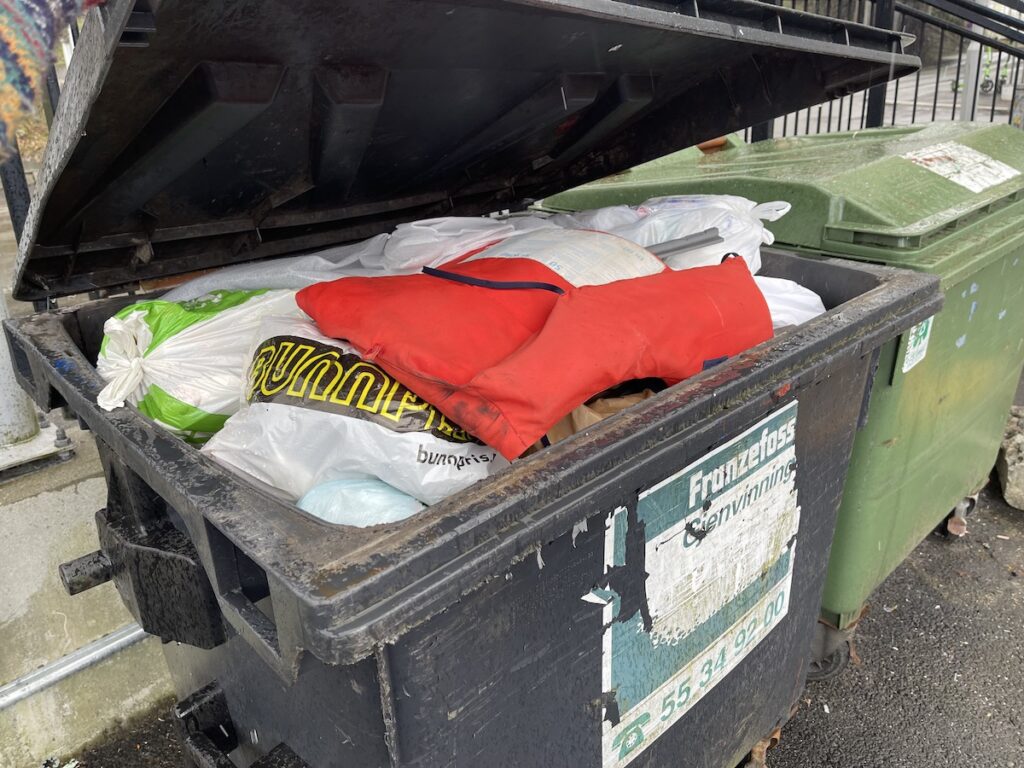 Overfylt bosspann med lokket som ikke lukker seg